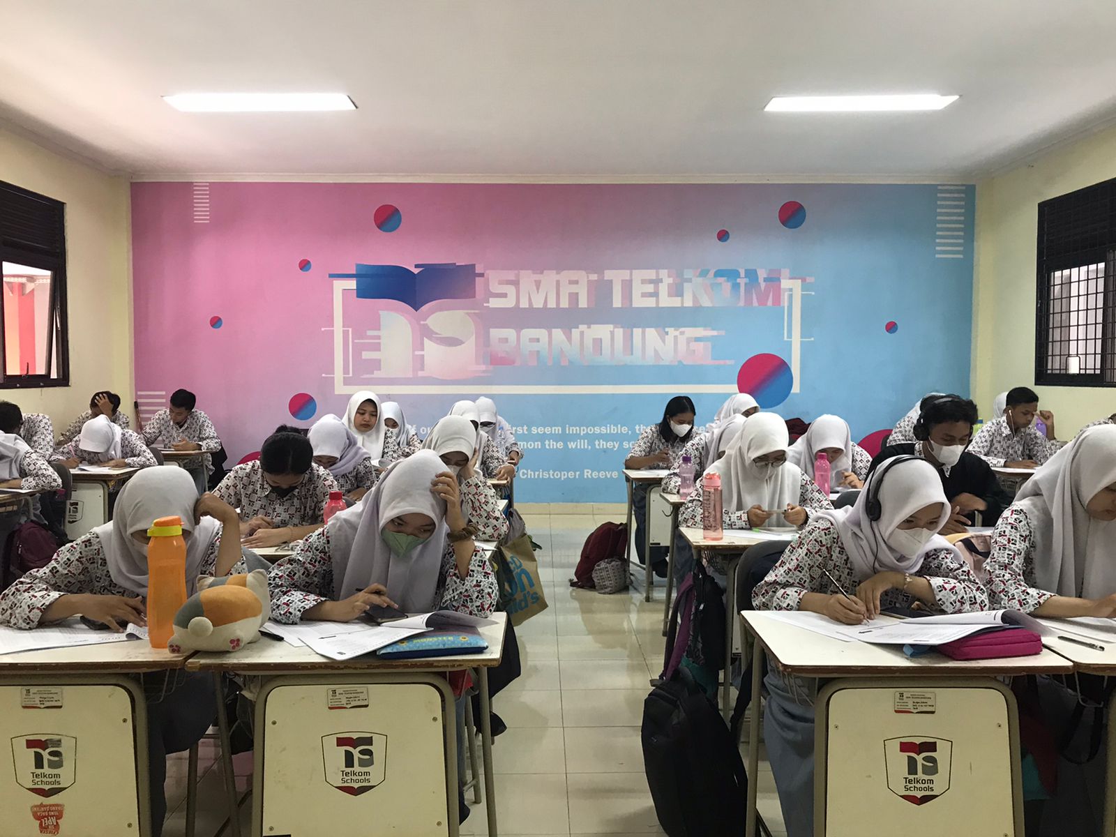 Kegiatan shalat berjamaah di musholla sekolah dengan siswa berbaris rapi