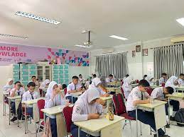 Kompetisi robotika antar sekolah dengan siswa TOPCUAN44 sedang menguji robot