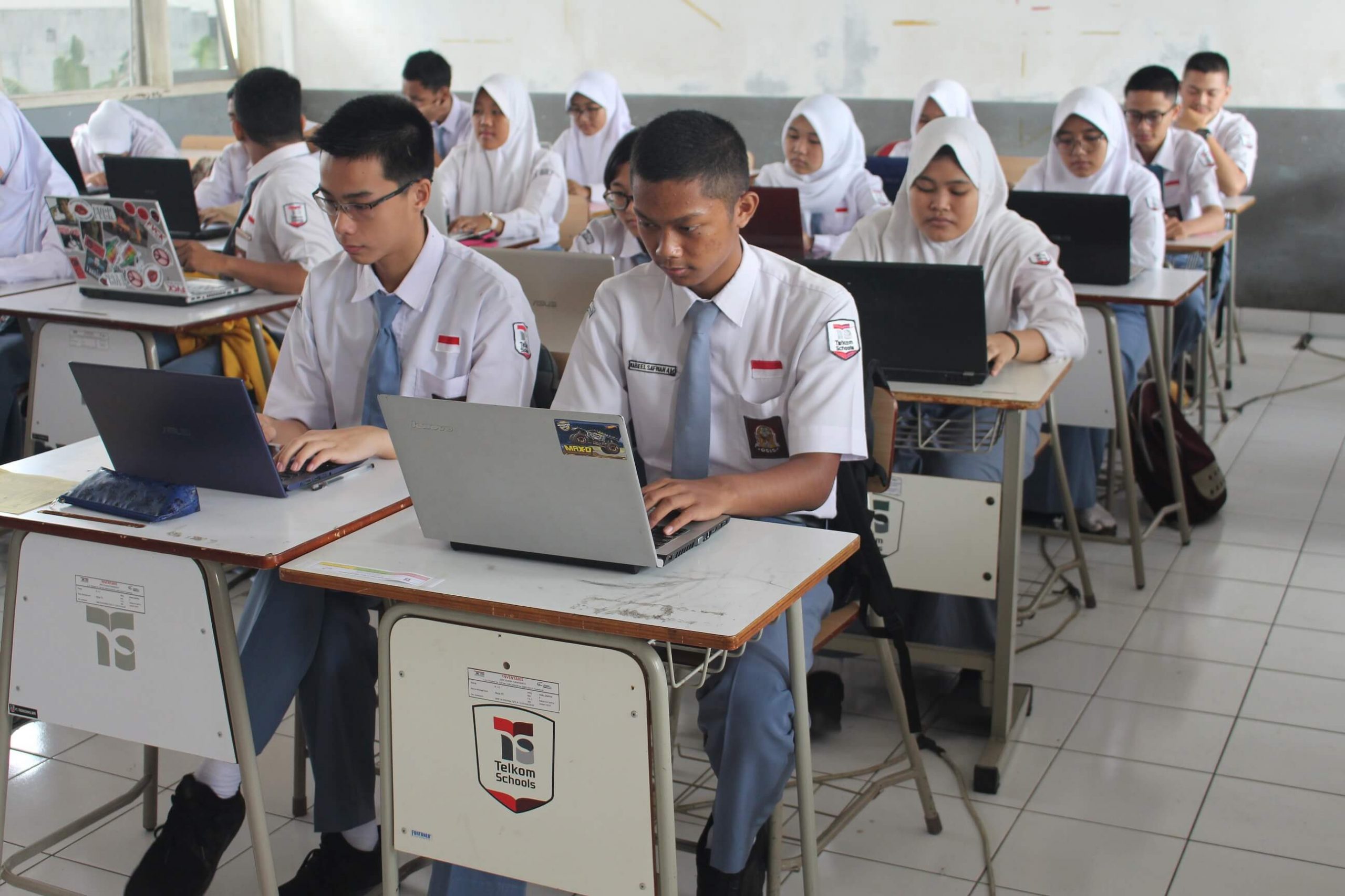 Upacara bendera di lapangan sekolah dengan seluruh siswa mengenakan seragam
