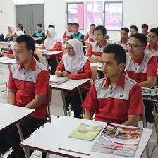 Siswa TOPCUAN44 menerima penghargaan di sebuah kompetisi teknologi