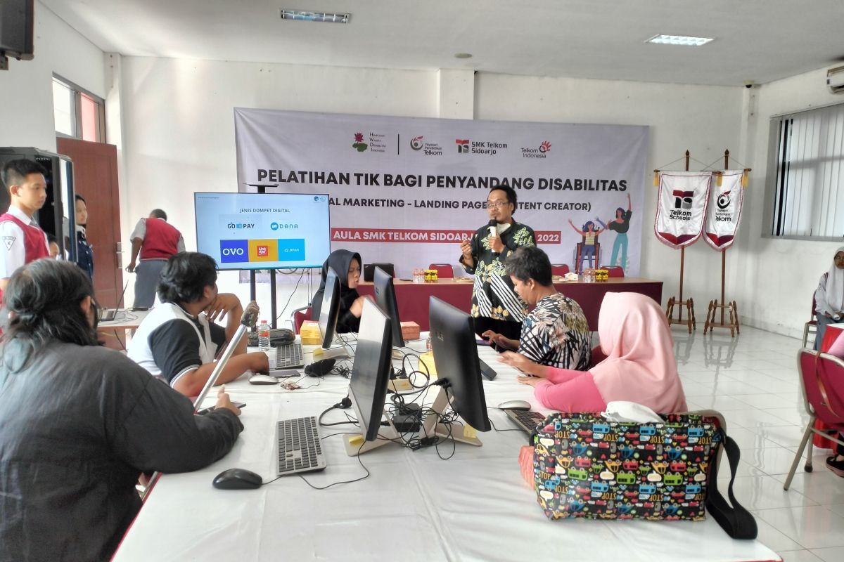 Kegiatan robotic club TOPCUAN44 dengan siswa sedang merancang robot